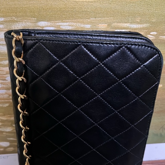 Chanel Lambskin shoulder bag in excellent preowned condition. L9”xH5.5”xD1.5” - Picture 10 of 12